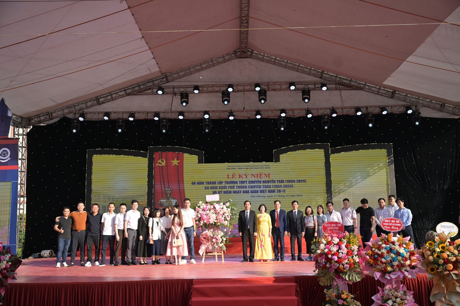 Nhấn để phóng to